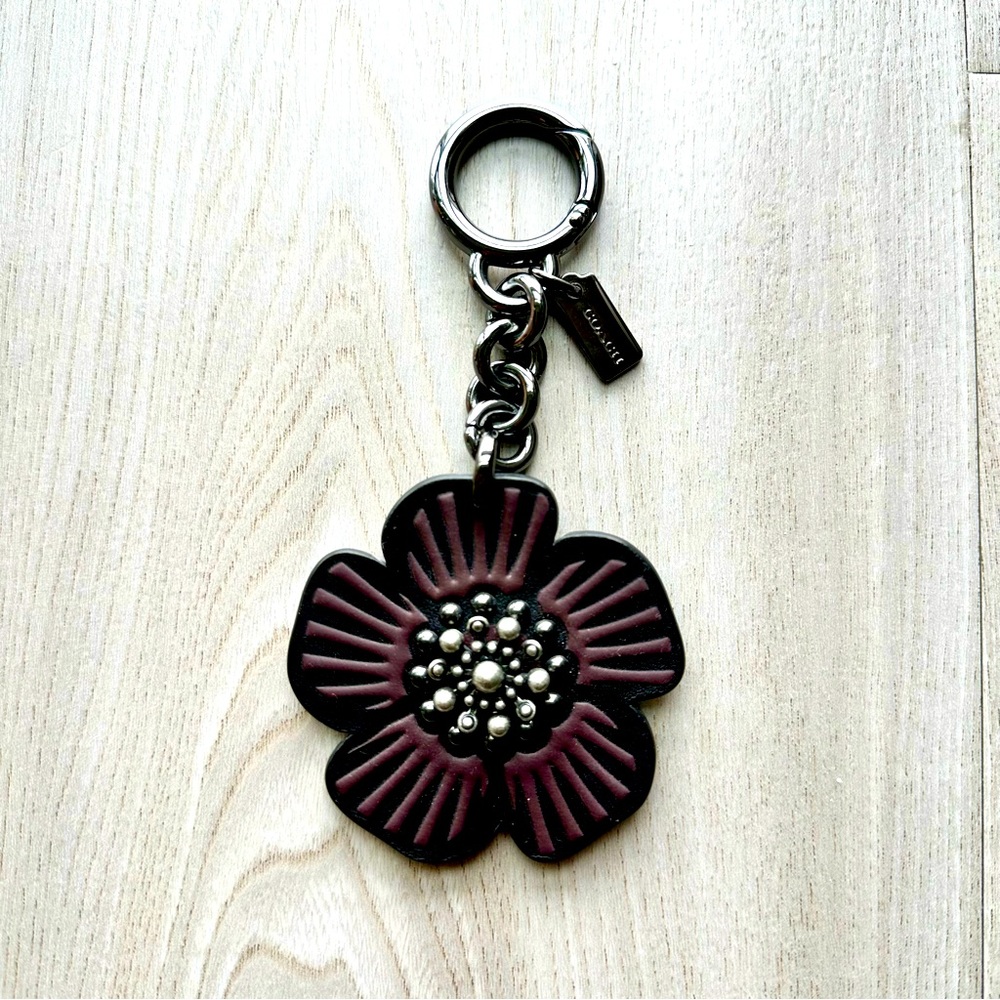 🌿 COACH tea rose bag charm